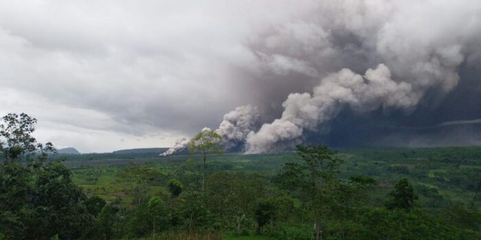Berita Gunung Semeru Muntahkan Awan Panas 8,5 Km, Erupsi Masih Berlangsung