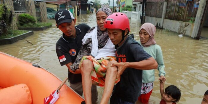 Berita Kemenkes Kerahkan Tim Cegah Penyakit Akibat Banjir di Sumatra Berita Kemenkes Kerahkan Tim Cegah Penyakit Akibat Banjir di Sumatra