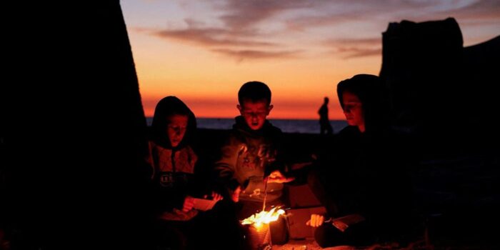 Berita Ratusan Ribu Keluarga di Gaza Melawan Dingin Tanpa Perlindungan