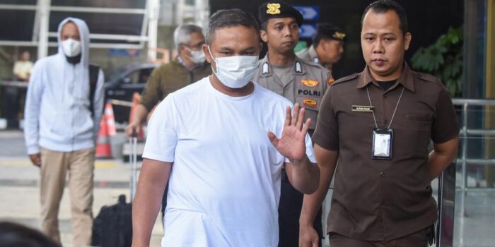 Berita Gubernur Riau Abdul Wahid Tiba di KPK Pascaterjaring OTT