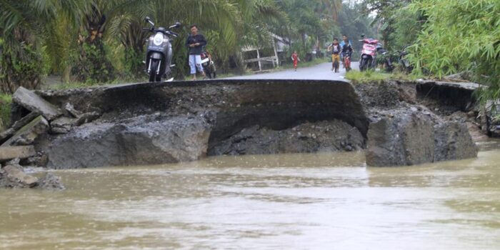 Berita Prabowo Perintahkan Penanganan Serius Bencana Banjir & Longsor Sumatra