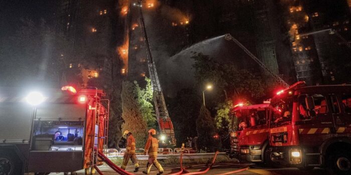 Berita 3 Orang Ditangkap Buntut Kebakaran Apartemen di Hong Kong