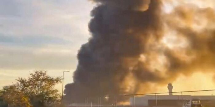 Berita Damkar Berjibaku Padamkan Api pasca Pesawat Kargo Jatuh di Kentucky Berita Damkar Berjibaku Padamkan Api pasca Pesawat Kargo Jatuh di Kentucky