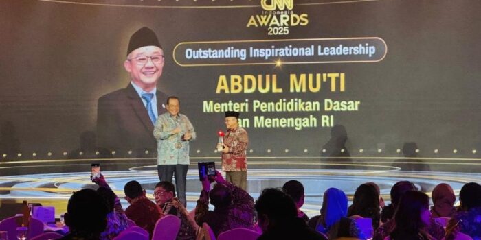 Berita Kemendikdasmen Raih Dua Penghargaan di CNN Indonesia Award 2025