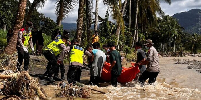 Berita Banjir hingga Longsor Tewaskan 74 Orang di Agam Sumbar