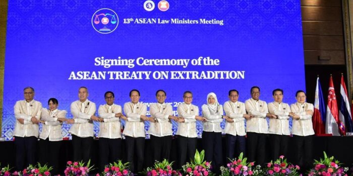 Berita Menkum Teken Perjanjian Ekstradisi ASEAN di Manila Berita Menkum Teken Perjanjian Ekstradisi ASEAN di Manila