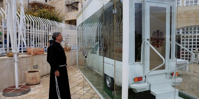 Berita Mobil Paus Fransiskus Disulap Jadi Klinik untuk Anak-anak Gaza