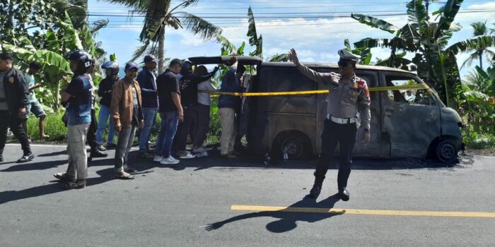 Berita Mobil Boks Pengisi ATM Terbakar di Polman, Uang Rp4,6 Miliar Hangus Berita Mobil Boks Pengisi ATM Terbakar di Polman, Uang Rp4,6 Miliar Hangus