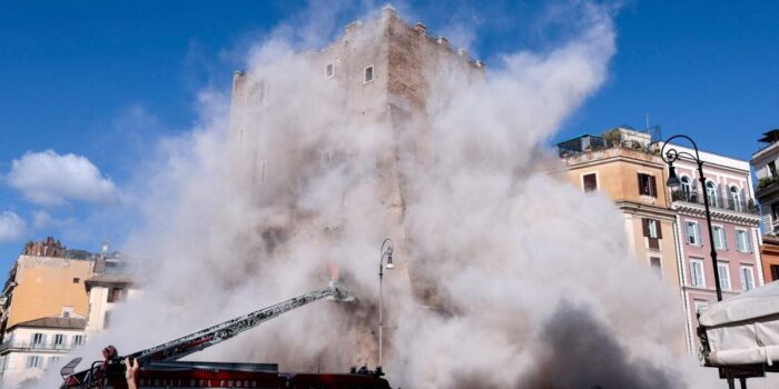 Berita Menara Kuno di Roma Mendadak Runtuh saat Damkar Evakuasi Warga