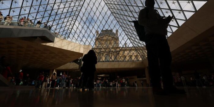 Berita Prancis Dakwa 2 Tersangka Baru Perampokan Perhiasan Museum Louvre