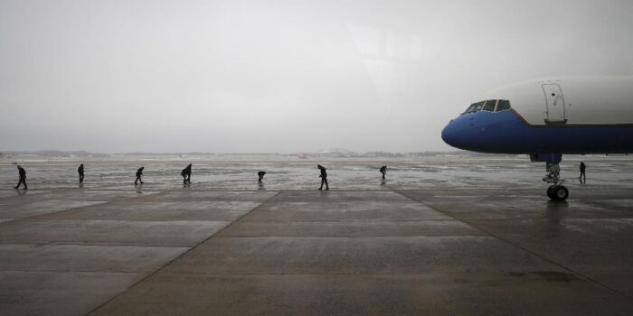 Berita Paket Mencurigakan di Pangkalan Udara AS, Sejumlah Orang Tumbang Berita Paket Mencurigakan di Pangkalan Udara AS, Sejumlah Orang Tumbang