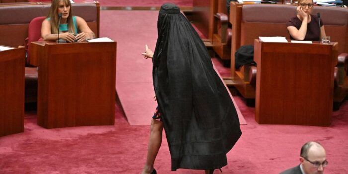 Berita Pakai Burqa di Parlemen, Senator Anti-Islam Australia Disanksi