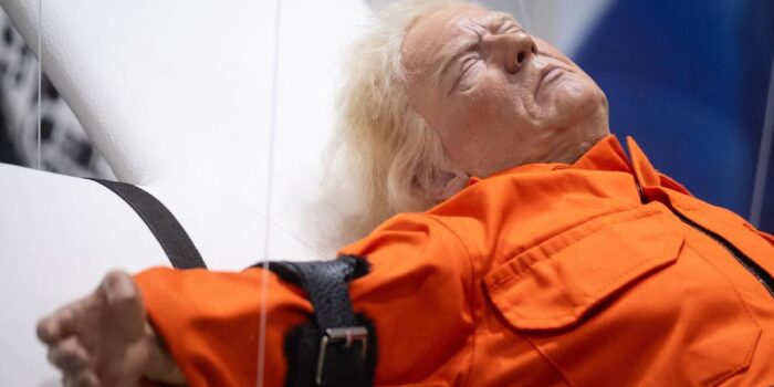 Berita Patung Trump disalib Picu Perdebatan di Swiss Berita Patung Trump disalib Picu Perdebatan di Swiss