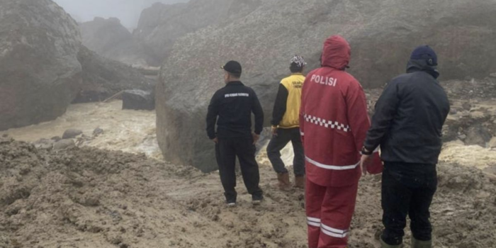 Berita Dilaporkan Hilang, Wali Kota Sibolga Jalan Kaki 4 Hari Terjang Banjir Berita Dilaporkan Hilang, Wali Kota Sibolga Jalan Kaki 4 Hari Terjang Banjir