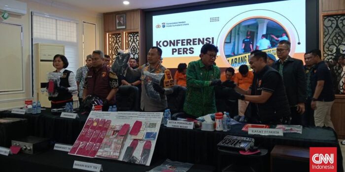 Berita Polisi Tangkap 4 Tersangka Pembakar Rumah Hakim PN Medan