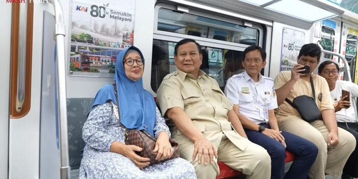 Berita Prabowo Nikmati KRL ke Tanah Abang, Jadi Buruan Selfie Warga Berita Prabowo Nikmati KRL ke Tanah Abang, Jadi Buruan Selfie Warga
