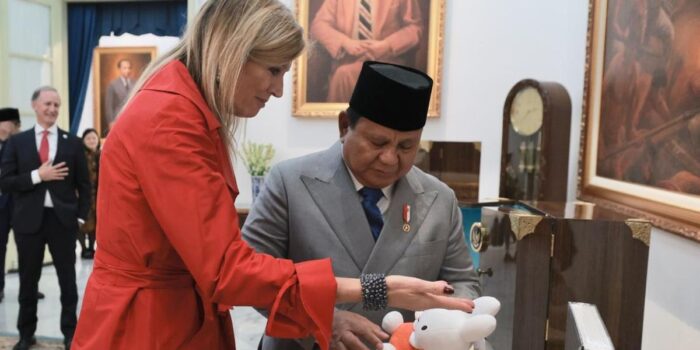 Berita Bertukar Kado dengan Prabowo, Ratu Maxima Beri Boneka untuk Bobby