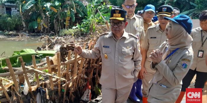 Berita Pramono Tinjau Tanggul Baswedan yang Jebol, Rumah Warga Masih Banjir Berita Pramono Tinjau Tanggul Baswedan yang Jebol, Rumah Warga Masih Banjir