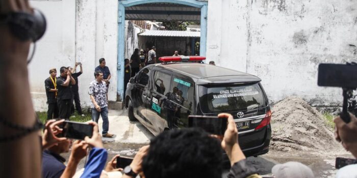 Berita Melayat Pakubuwono XIII, Gibran Rapat dengan Keluarga Raja