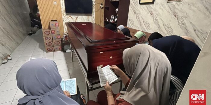 Berita Jenazah Demonstran Reno Tiba di Surabaya, Tangis Keluarga Pecah Berita Jenazah Demonstran Reno Tiba di Surabaya, Tangis Keluarga Pecah