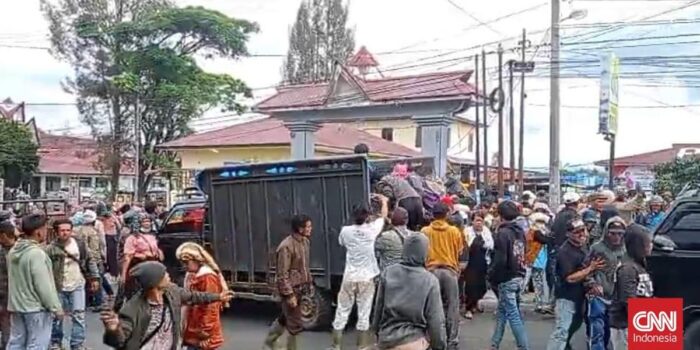 Berita Massa Lempari Mapolres Dairi Pakai Batu-Botol Kaca, 10 Polisi Terluka