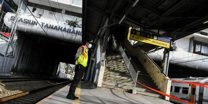 Berita Ruwet Perkara Tumbler Tuku, KAI Tegaskan Petugas KRL Belum Dipecat