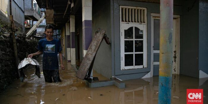 Berita Waswas Warga Jatipadang Tidur di Rumah Usai Tanggul Baswedan Jebol