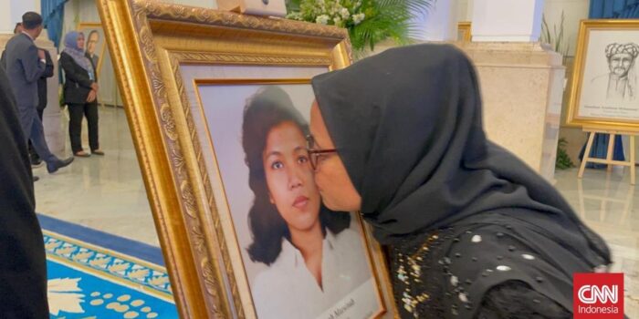 Berita Tangis Haru di Istana Negara, Wijiati Hanya Bisa Cium Foto Marsinah