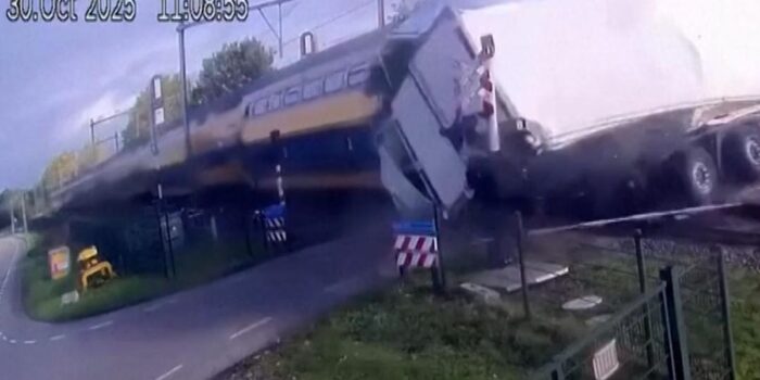 Berita Detik-detik Kereta Penumpang Tabrak Truk di Perlintasan Belanda