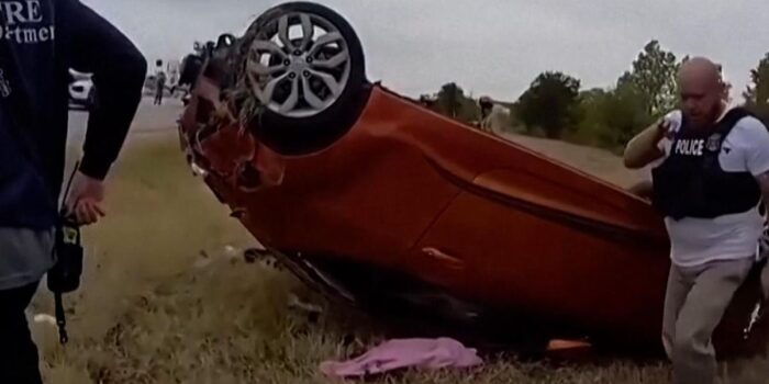 Berita Detik-detik Polisi Selamatkan Bayi Terjepit di Mobil Terguling Berita Detik-detik Polisi Selamatkan Bayi Terjepit di Mobil Terguling