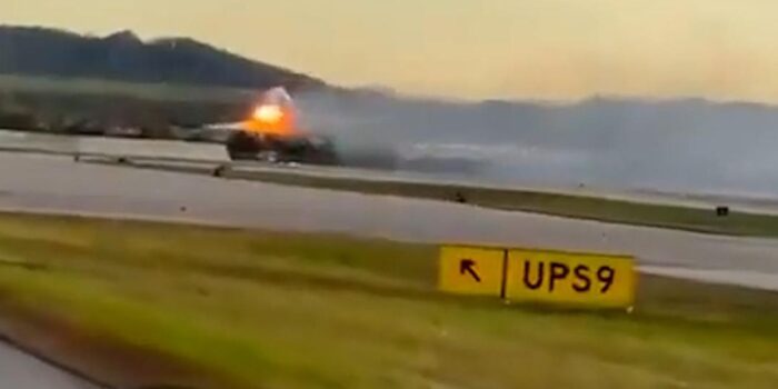 Berita Penampakan Mesin Pesawat Kargo UPS Terbakar sebelum Jatuh di Kentucky