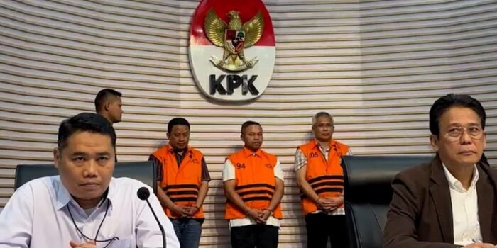 Berita Penampakan Gubernur Riau Abdul Wahid Usai Jadi Tersangka KPK Berita Penampakan Gubernur Riau Abdul Wahid Usai Jadi Tersangka KPK