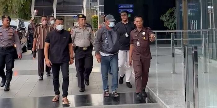 Berita Momen Bupati Ponorogo Tiba di KPK setelah Terjaring OTT Berita Momen Bupati Ponorogo Tiba di KPK setelah Terjaring OTT