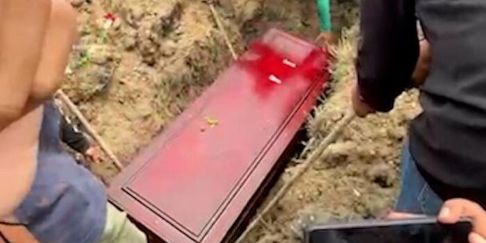 Berita Isak Tangis Pemakaman Demonstran yang Ditemukan Tinggal Kerangka Berita Isak Tangis Pemakaman Demonstran yang Ditemukan Tinggal Kerangka