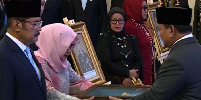 Berita Momen Prabowo Anugerahi Soeharto, Gus Dur & Marsinah Pahlawan Nasional Berita Momen Prabowo Anugerahi Soeharto, Gus Dur & Marsinah Pahlawan Nasional