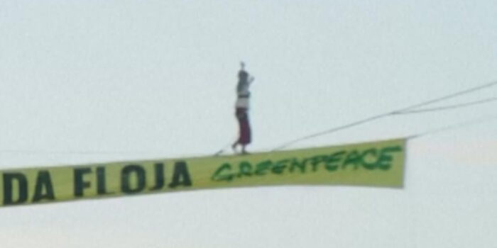 Berita Momen Aktivis Greenpeace Jalan di Atas Tali, Protes COP30