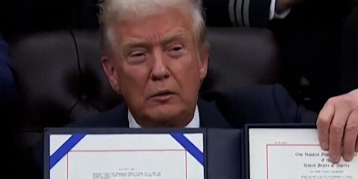 Berita Momen Trump Teken RUU Akhiri 43 Hari Government Shutdown AS