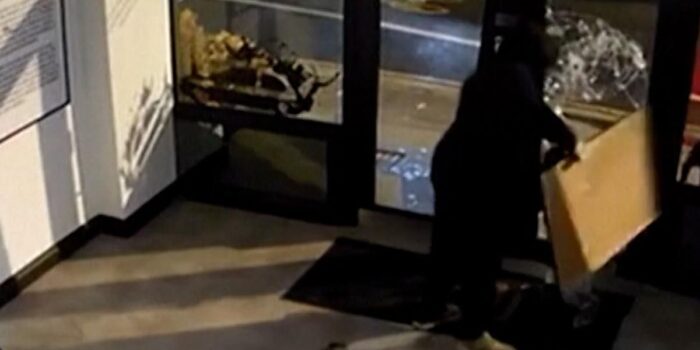 Berita Detik-detik Aksi Pencurian Lukisan Ikonik Banksy di Inggris Berita Detik-detik Aksi Pencurian Lukisan Ikonik Banksy di Inggris