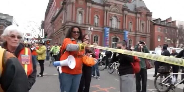 Berita Demo Anti-Trump Kepung Gedung Putih Pakai Pita Kuning TKP Kejahatan