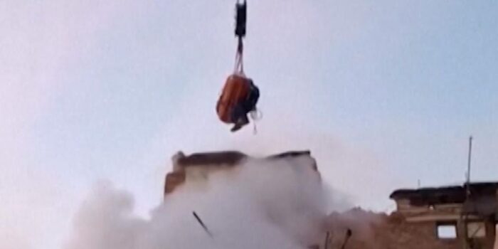 Berita Detik-detik Pria Dievakuasi Pakai Crane usai Serangan Rusia di Ukraina