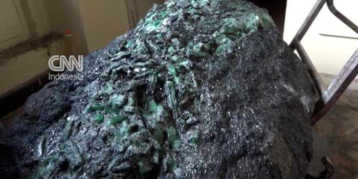 Berita Penemuan Batu Zamrud 300 Kg di Istana Kepresidenan Madagaskar Berita Penemuan Batu Zamrud 300 Kg di Istana Kepresidenan Madagaskar