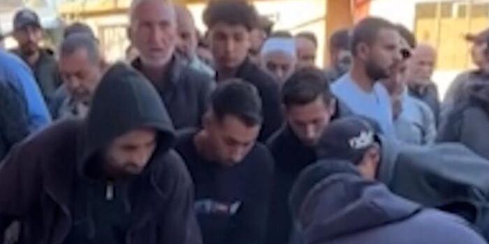 Berita Tangis Warga Gaza usai Israel Bunuh 20 Orang di Deir Al Balah