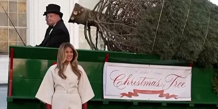 Berita Momen Melania Trump Sambut Kedatangan Pohon Natal di Gedung Putih