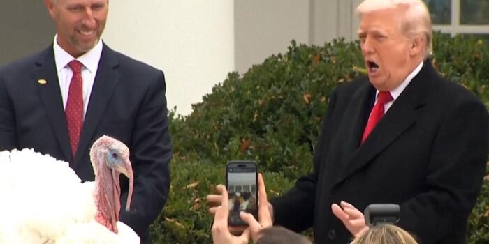 Berita Momen Trump Beri Pengampunan Kalkun Thanksgiving di Gedung Putih