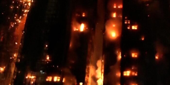 Berita 13 Orang Tewas dalam Kebakaran Dahsyat Gedung Apartemen di Hong Kong Berita 13 Orang Tewas dalam Kebakaran Dahsyat Gedung Apartemen di Hong Kong