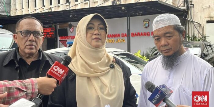 Berita Kuasa Hukum Desak Penyidikan Ijazah Jokowi atas dr Tifa Dihentikan