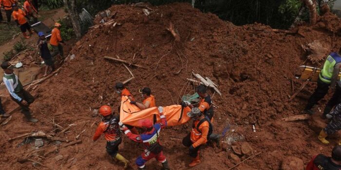 Berita Pencarian Korban Longsor Cilacap, 10 Orang Masih Hilang Berita Pencarian Korban Longsor Cilacap, 10 Orang Masih Hilang