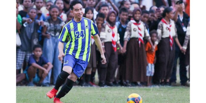 Berita Aksi Gibran Gocek Gubernur Papua Barat, Tiga Kali Cetak Gol
