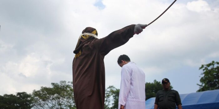 Berita Hukum Cambuk Berlaku di Singapura, Scammer Bisa Dicambuk 24 Kali Berita Hukum Cambuk Berlaku di Singapura, Scammer Bisa Dicambuk 24 Kali