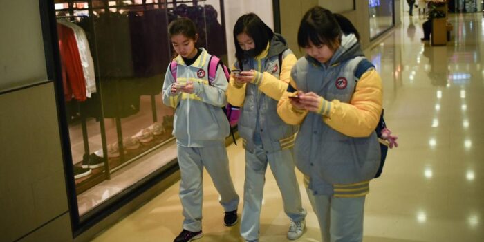 Berita Singapura Akan Larang Penggunaan Ponsel-Smartwatch di Sekolah Berita Singapura Akan Larang Penggunaan Ponsel-Smartwatch di Sekolah